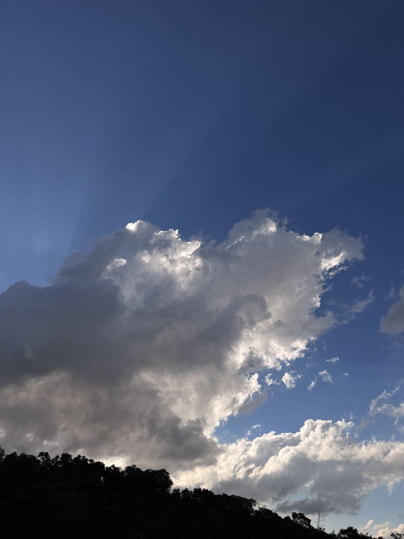Céu azul com nuvens iluminadas pelo sol