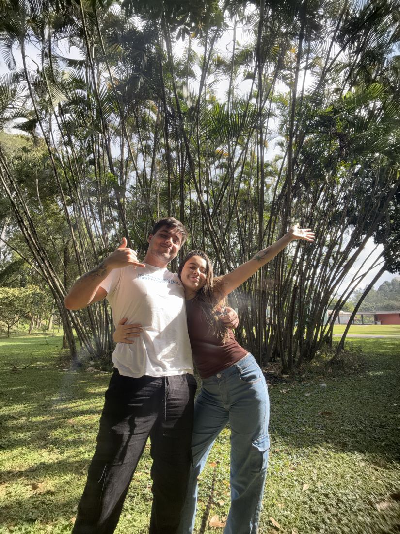 Nós dois abraçados em um parque cheio de palmeiras