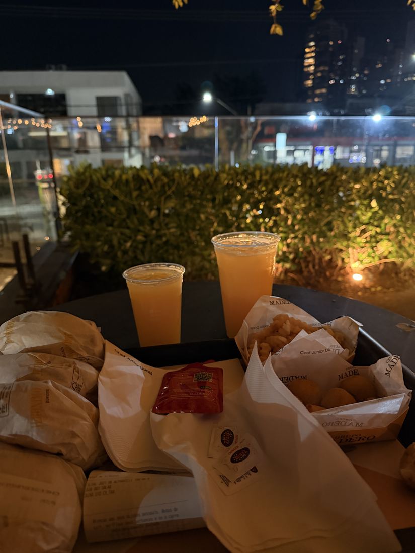 Nossa mesa com lanches e sucos em uma noite