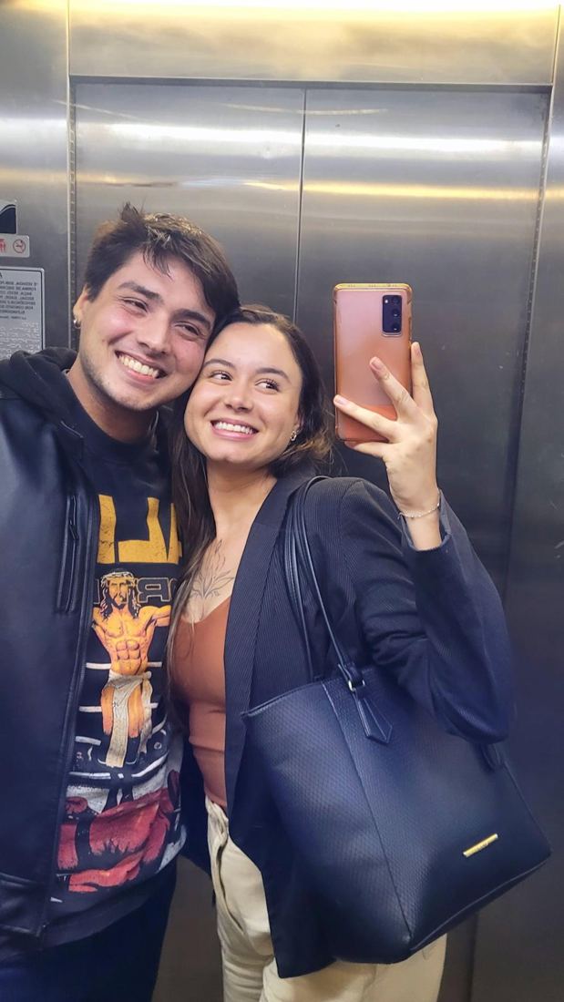 Selfie nossa sorrindo no espelho do elevador